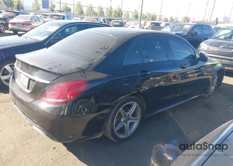 2018 Mercedes-Benz C 300 z USA, uszkodzony, nr VIN 55SWF4JB7JU252992